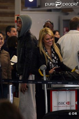 Premier moment complice entre Jonathan (Secret Story 3) et Caroline (Secret Story 2) à l'aéroport de Roissy le lundi 18 avril 2011 avant de s'envoler vers Miami pour tourner les Anges de la télé-réalité 2