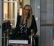 Caroline (Secret Story 2) pousse son chariot seule, Jonathan ne pourrait-il pas l'aider à l'aéroport de Roissy le lundi 18 avril 2011 avant de s'envoler vers Miami pour tourner les Anges de la télé-réalité 2 ? 