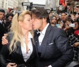 Giuseppe et Cindy, lors d'une séance de dédicace à Paris, mercredi 30 mars, alors qu'ils étaient toujours candidats dans Carré ViiiP.  