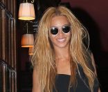 Beyoncé sort du restaurant Costes, à Paris, le 23 avril 2011