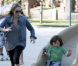 L'expérience du toboggan : Sharon Stone dans un parc de Los Angeles avec ses fils Laird et Quinn le 23 avril 2011