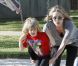 Sharon Stone dans un parc de Los Angeles avec ses fils Laird et Quinn le 23 avril 2011