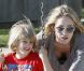 Sharon Stone dans un parc de Los Angeles avec ses fils Laird et Quinn le 23 avril 2011