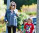 Sharon Stone dans un parc de Los Angeles avec ses fils Laird et Quinn le 23 avril 2011