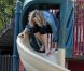 Sans peur et sans reproche dans le toboggan : Sharon Stone dans un parc de Los Angeles avec ses fils Laird et Quinn le 23 avril 2011