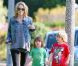 Après-midi de détente en famille : Sharon Stone dans un parc de Los Angeles avec ses fils Laird et Quinn le 23 avril 2011