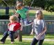 Ses fistons sont aux anges : Sharon Stone dans un parc de Los Angeles avec ses fils Laird et Quinn le 23 avril 2011