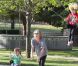 Sharon Stone dans un parc de Los Angeles avec ses fils Laird et Quinn le 23 avril 2011