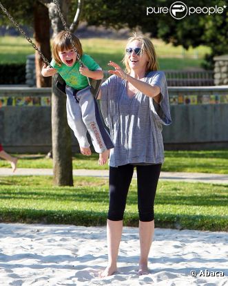 Le bonheur d'une maman : Sharon Stone dans un parc de Los Angeles avec ses fils Laird et Quinn le 23 avril 2011