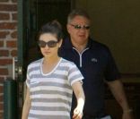Mila Kunis se promène en compagnie de son papa, à Los Angeles, le samedi 16 avril.