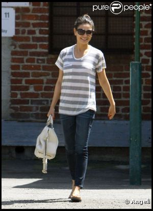 Mila Kunis se promène en compagnie de son papa, à Los Angeles, le samedi 16 avril.