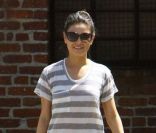 Mila Kunis se promène en compagnie de son papa, à Los Angeles, le samedi 16 avril.
