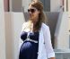 Même très enceinte, Jessica Alba sait s'habiller. La fashionista choisi le look marine avec sa longue robe bleue et ses Havaianas blanches. Los Angeles, 2 mai 2008