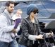 C'est risqué mais réussi ! Avec ses mocassins, son jean boyfriend et sa veste en cuir noire, Jessica Alba se laisse tenter par un style ultra masculin. Bravo ! Beverlly Hills, 13 décembre 2008
