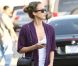 Un look simple mais très réussit ! Son ensemble jean, tee shirt et gilet est idéal pour se balader dans les rues de LA. Jessica Alba ajoute une touche chic avec des sandales à franges Kenneth Cole et un sac griffé. Los Angeles, 8 mai 2010