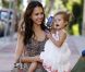En promenade avec sa petite beauté, Jessica Alba reste une véritable fashionista. Elle féminise son style grunge (short en jean déchiré et Dr Martens) avec un sac Derek Lam. Los Angeles, 7 mai 2010