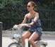 La belle Jessica Alba profite d'une virée à Paris pour faire un petit tour en Velib' ! Ravissante, l'actrice a opté pour une combi-short fleuri qu'on adore. Paris, 26 juin 2010