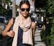 Jessica Alba est très féminine avec ce look urbain chic. Pantalon carotte beige, top bleu et étole beige... Elle a tout bon ! Los Angeles, 24 septembre 2010
