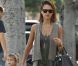 Jessica Alba est toujours au top au jardin d'enfant avec sa fille Honor Marie. Robe longue kaki, gilet sans manches et surtout LE sac Viktor & Rolf, Just in Case Bag. Los Angeles, 15 janvier 2011