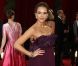Jessica Alba porte à merveille cette magnifique robe en soie pourpre Marchesa Couturier lors de la cérémonie des Oscars. Los Angeles, 24 février 2008
