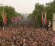 La foule s'est pressée sous le balcon de Buckingham Palace, à Londres, le 29 avril 2011. Kate Middleton et le prince William, jeunes mariés, la saluent !