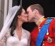 Kate et William officiellement mariés s'embrassent au balcon de Buckingham Palace, le 29 avril 2011