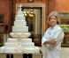 A Buckingham, après l'arrivée des mariés, la pâtissière Fiona Cairns a dévoilé le gâteau confectionné pour les mariés, le 29 avril 2011.