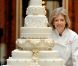 A Buckingham, après l'arrivée des mariés, la pâtissière Fiona Cairns a dévoilé le gâteau confectionné pour les mariés, le 29 avril 2011.