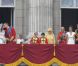 Les quelques minutes passées par William et Catherine au balcon de Buckingham Palace, vers 14h25 (heure française), en coompagnie du couple royal, de leurs témoins, de leurs demoiselles d'honneur et pages, ont enchanté le public, qui s'est délecté de leur tendre baiser !