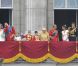 Les quelques minutes passées par William et Catherine au balcon de Buckingham Palace, vers 14h25 (heure française), en coompagnie du couple royal, de leurs témoins, de leurs demoiselles d'honneur et pages, ont enchanté le public, qui s'est délecté de leur tendre baiser !