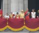 Les quelques minutes passées par William et Catherine au balcon de Buckingham Palace, vers 14h25 (heure française), en coompagnie du couple royal, de leurs témoins, de leurs demoiselles d'honneur et pages, ont enchanté le public, qui s'est délecté de leur tendre baiser !