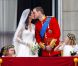 Les quelques minutes passées par William et Catherine au balcon de Buckingham Palace, vers 14h25 (heure française), en coompagnie du couple royal, de leurs témoins, de leurs demoiselles d'honneur et pages, ont enchanté le public, qui s'est délecté de leur tendre baiser !