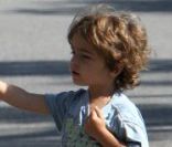 Camila Alves, en balade avec son fils Levi, pour aller à la boulangerie le 22 avril 2011 à Hollywood.