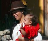 Camila Alves et sa petite fille Vida en train de se promener à Malibu le 23 avril 2011.