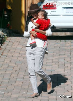 Camila Alves et sa petite fille Vida en train de se promener à Malibu le 23 avril 2011.