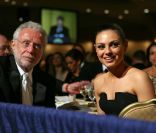 Mila Kunis et le journaliste Wolf Blitzer, dîner des correspondants de presse de la Maison Blanche, à Washington, le 30 avril 2011.