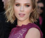 Scarlett Johnasson lors des Oscars 2011, avec une coupe délicieusement wavy 
