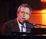 Hugh Laurie en concert à l\'Union Chapel de Londres, le 4 mai 2011.