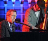Hugh Laurie en concert à l'Union Chapel de Londres, le 4 mai 2011. Il sera en concert à Paris le 11 mai. 
