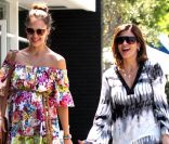 Jessica Alba et une amie, lors d'une promenade dans la Cité des Anges, le 5 mai 2011 