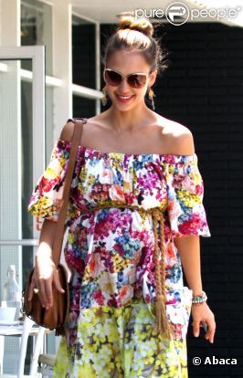 Jessica Alba tout sourire lors d'une balade colorée à Los Angeles 