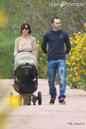 Andres Iniesta et sa compagne Ana Ortiz pour une balade tranquille dans les rues de Barcelone, le 5 mai 2011