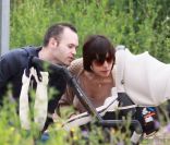 Andres Iniesta et sa compagne Ana font attention à bébé qui a tout juste un mois le 5 mai 2011