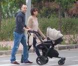 Andres Iniesta et Ana Ortiz sortent dans les rues de Barcelone avec bébé Valéria dans la poussette, le 5 mai 2011 