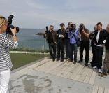 Cécile de Ménibus s'improvise photographe à Dinard à l'occasion du 18e Festival International des jeunes créateurs de mode, le 7 mai 2011
