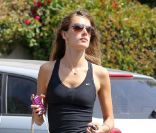 Alessandra Ambrosio est ravissante et sexy quand elle sort du spa en survêtement ! Los Angeles, le 6 mai 2011