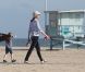 Marcia Cross et ses jumelles Eden et Savannah passent du bon temps à la plage à Santa Monica, Los Angeles, le 22 avril 2011.