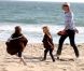 Marcia Cross et ses jumelles Eden et Savannah passent du bon temps à la plage à Santa Monica, Los Angeles, le 22 avril 2011.