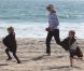 Marcia Cross et ses jumelles Eden et Savannah passent du bon temps à la plage à Santa Monica, Los Angeles, le 22 avril 2011.