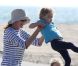 Marcia Cross fait découvrir à sa petite Eden la joie des jeux de plage lors d'une journée à la plage à Santa Monica, Los Angeles, le 22 avril 2011.